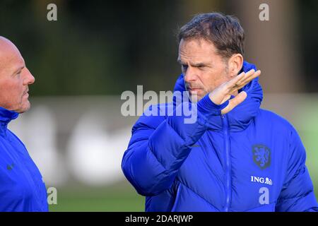 ZEIST, PAYS-BAS - NOVEMBRE 14 : René Wormhoudt, entraîneur en chef Frank de Boer, des pays-Bas, pendant la session de formation les pays-Bas avant le match contre la Bosnie-Herzégovine au campus de la KNVB, le 14 novembre 2020 à Zeist, pays-Bas. (Photo de Gerrit van KeulenOrange Pictures) Banque D'Images