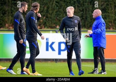 ZEIST, PAYS-BAS - NOVEMBRE 14 : Stefan de Vrij des pays-Bas, Hans Hateboer des pays-Bas, Donny van de Beek des pays-Bas, René Wormhoudt lors de la session de formation aux pays-Bas avant le match contre la Bosnie-Herzégovine au campus de KNVB le 14 novembre 2020 à Zeist, pays-Bas. (Photo de Gerrit van KeulenOrange Pictures) Banque D'Images