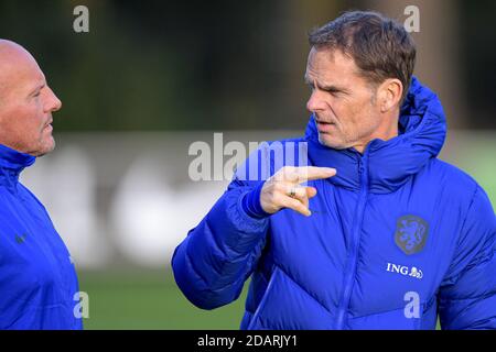 ZEIST, PAYS-BAS - NOVEMBRE 14 : René Wormhoudt, entraîneur en chef Frank de Boer, des pays-Bas, pendant la session de formation les pays-Bas avant le match contre la Bosnie-Herzégovine au campus de la KNVB, le 14 novembre 2020 à Zeist, pays-Bas. (Photo de Gerrit van KeulenOrange Pictures) Banque D'Images