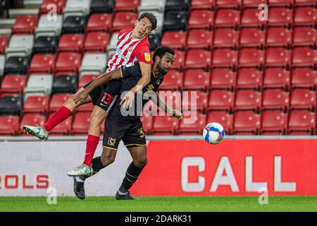 SUNDERLAND, ANGLETERRE. 14 NOVEMBRE Luke O'Nien est à la tête du ballon devant Cameron Jerome lors du match Sky Bet League 1 entre Sunderland et MK Dons au Stade de lumière, Sunderland, le samedi 14 novembre 2020. (Crédit : Trevor Wilkinson | ACTUALITÉS MI) crédit : ACTUALITÉS MI et sport /Actualités Alay Live Banque D'Images