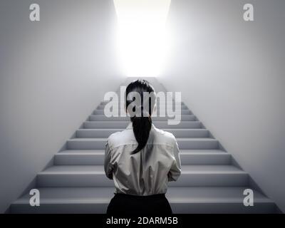 Vue arrière femme d'affaires debout à l'escalier Banque D'Images