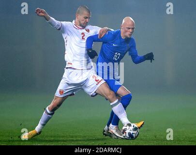 (201115) -- ZAPRESIC, 15 novembre 2020 (Xinhua) -- Aleksandar Sofranac (L) du Monténégro rivalise avec Rahim Sadikhov de l'Azerbaïdjan lors de leur match de football de la Ligue des Nations de l'UEFA à Zapresic, Croatie, 14 novembre 2020. (Goran Stanzl/Pixsell via Xinhua) Banque D'Images