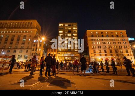 Washington, États-Unis. 14 novembre 2020. Les spectateurs dans les fenêtres de l'hôtel Hyatt place contempleront la foule de quelques manifestants de Million MAGA Marcher et anti-Trump à la suite de leur marche devant la Cour suprême à Washington, DC, le samedi 14 novembre 2020. Photo de Ken Cedeno/UPI crédit: UPI/Alay Live News Banque D'Images