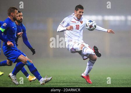 (201115) -- ZAPRESIC, 15 novembre 2020 (Xinhua) -- Stevan Jovetic (R) du Monténégro contrôle le ballon lors du match de football de la Ligue des Nations de l'UEFA contre l'Azerbaïdjan à Zapresic, Croatie, 14 novembre 2020. (Goran Stanzl/Pixsell via Xinhua) Banque D'Images