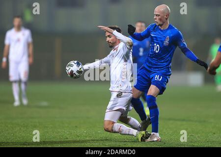 (201115) -- ZAPRESIC, 15 novembre 2020 (Xinhua) -- Igor Ivanovic (L) du Monténégro rivalise avec Rahim Sadikhov de l'Azerbaïdjan lors de leur match de football de la Ligue des Nations de l'UEFA à Zapresic, Croatie, 14 novembre 2020. (Goran Stanzl/Pixsell via Xinhua) Banque D'Images