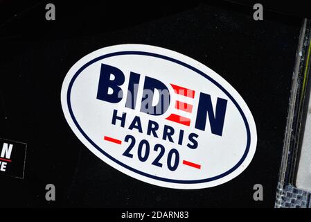 Melbourne, Comté de Brevard, Floride, États-Unis. 14 novembre 2020. Les partisans de Biden ont organisé une épreuve de conduite de caravane de voiture jusqu’au « coin de la paix » sur Evans Road et 192. À cette intersection, d'autres ont rejoint le groupe dans un événement de drapeaux qui se termine au coucher du soleil. Crédit : Julian Leek/Alay Live News Banque D'Images