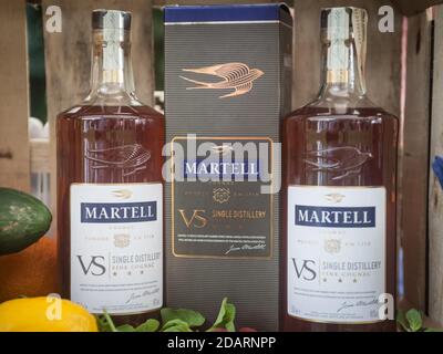 BELGRADE, SERBIE - 12 JUILLET 2019 : logos Martell sur les bouteilles de Cognac exposés. Martell est une marque française de cognac et spiritueux, qui fait partie de Pernod Ricard. Banque D'Images