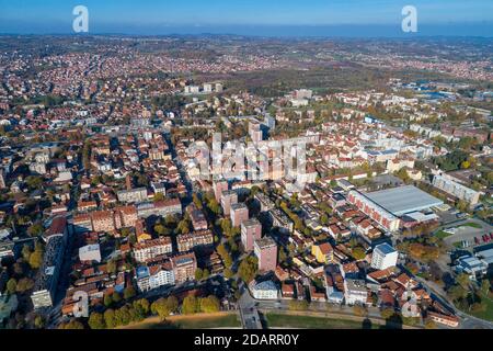 Valjevo - panorama de la ville en Serbie. Vue aérienne de drone centre administratif du district de Kolubara dans l'ouest de la Serbie Banque D'Images