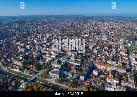 Valjevo - panorama de la ville en Serbie. Vue aérienne de drone centre administratif du district de Kolubara dans l'ouest de la Serbie Banque D'Images