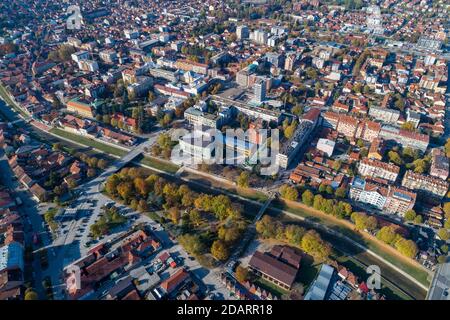 Valjevo - panorama de la ville en Serbie. Vue aérienne de drone centre administratif du district de Kolubara dans l'ouest de la Serbie Banque D'Images