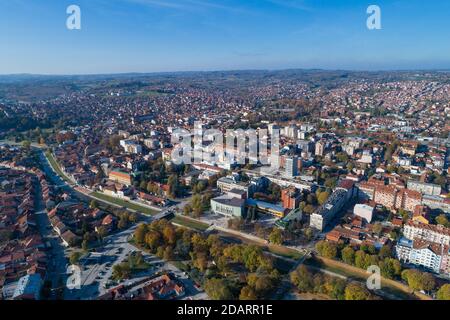 Valjevo - panorama de la ville en Serbie. Vue aérienne de drone centre administratif du district de Kolubara dans l'ouest de la Serbie Banque D'Images