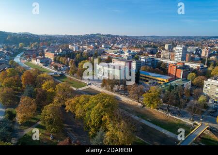 Valjevo - panorama de la ville en Serbie. Vue aérienne de drone centre administratif du district de Kolubara dans l'ouest de la Serbie Banque D'Images