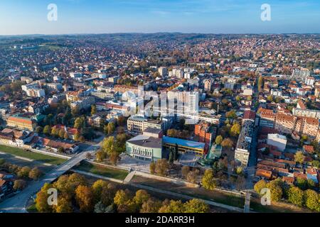 Valjevo - panorama de la ville en Serbie. Vue aérienne de drone centre administratif du district de Kolubara dans l'ouest de la Serbie Banque D'Images