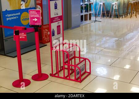 KIEV, UKRAINE - 31 décembre 2019: Wizzair Metallic porter sur le sizer de bagages Banque D'Images