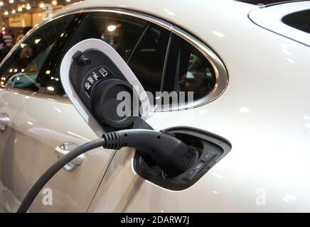 Philadelphie, Pennsylvanie, États-Unis - 10 février 2019 - Port de charge électrique d'une voiture hybride Porsche Panamera Turbo 2020 blanche Banque D'Images