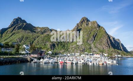 Norvège - juin 2016 : magnifique paysage naturel en Norvège avec un petit port et des bateaux Banque D'Images