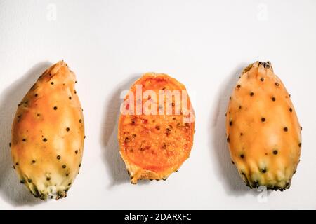 Fichi di indica, figues de cactus ou poire épineuse d'Opuntia, fruits frais mûrs et une coupe sur moitié. Banque D'Images