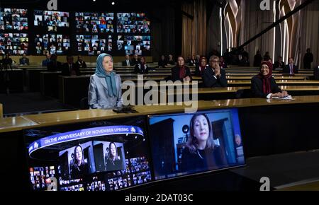 Manz, Albanie. 10 novembre 2020. Mme Maryam Rajavi, présidente élue du Conseil national de la résistance de l'Iran (NCRI), écoute Ingrid Betancourt, ancienne sénatrice colombienne et candidate à la présidence, lors d'une conférence en ligne sur l'anniversaire du soulèvement de novembre 2019 en Iran. Des dizaines de législateurs et de personnalités politiques d'Europe et des États-Unis se sont joints à la conférence. Crédit : SOPA Images Limited/Alamy Live News Banque D'Images