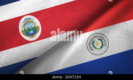 Costa Rica et Paraguay deux drapeaux tissu textile, texture de tissu Banque D'Images