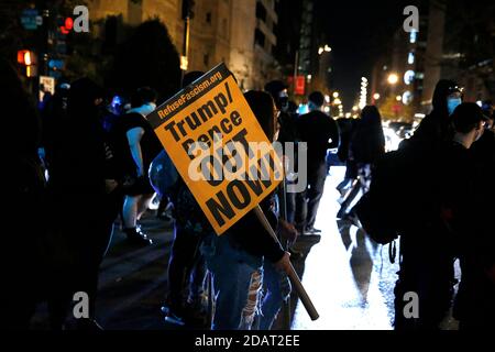 Washington, DC, États-Unis. 14 novembre 2020. Des manifestants croissent les slogans de la ville pour soutenir le mouvement Black Lives Matter le 14 novembre 2020 à Washington DC. Les manifestants se sont rassemblés sur la Black Lives Matter Plaza près de la Maison Blanche, alors qu'ils continuent de sensibiliser les gens aux meurtres de la police. Au cours du mois de mars, certains ont confronté les partisans de Trump à des agressions et un restaurant en plein air a été vandalisé. Credit: SIPA USA/Alay Live News Banque D'Images