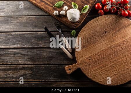 Videz la pizza aux tomates rondes, au fromage mozzarella et au basilic Banque D'Images
