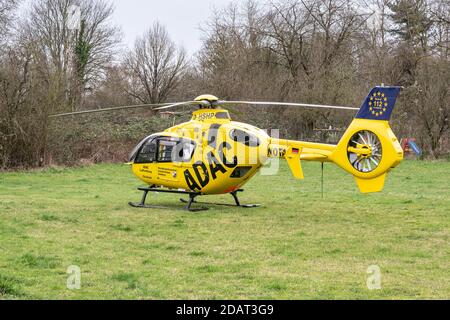 Koblenz Allemagne 01.03.2020 en attente de l'ADAC secours ambulance hélicoptère nom Christoph D-HSHP sur l'usine verte d'Airbus gras Rhénanie-Palatinat Banque D'Images