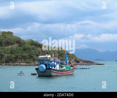 Vieux bateau de pêche vietnamien traditionnel en bois, près de Nha Trang, Vietnam. Banque D'Images