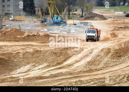 Camion-benne pour exploitation minière lourde de plusieurs tonnes chargé de cargaison lors de l'enlèvement du sol de construction du chantier. Concept de transport Banque D'Images