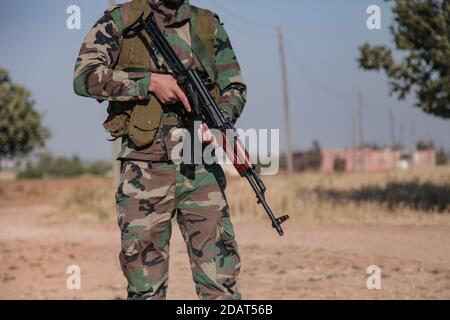 North Homs, Syrie 2017 : un soldat syrien tenant une mitrailleuse russe AKS pendant la guerre civile syrienne et luttant contre l'EI et Al Nusra Banque D'Images