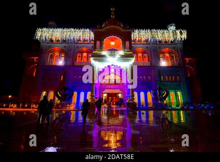 Diwali Celebration Siri Guru Nanak Darbar Gurdwara Gravesend Diwali le festival de la lumière est célébré par les confessions sikhs, hindoues et jaïn. Banque D'Images