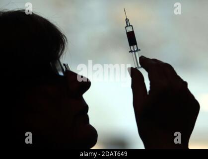 Photo du dossier datée du 05/10/09 d'une infirmière qui se prépare à donner un vaccin à un patient. Les MSPS doivent être autorisés à voir les plans du gouvernement écossais pour un vaccin contre le coronavirus après des « scènes calamiteuses » autour du jab de la grippe d'hiver, a déclaré Willie Rennie. Banque D'Images