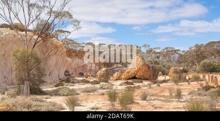 Le soi-disant Breakaways sur la route Hyden-Norseman, Australie occidentale Banque D'Images