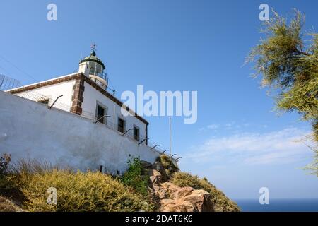 Phare d'Akrotiri sur la côte sud de l'île de Santorin Banque D'Images