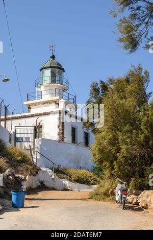 Santorini, Grèce - 16 septembre 2020 : Phare d'Akrotiri sur la côte sud de l'île de Santorini Banque D'Images