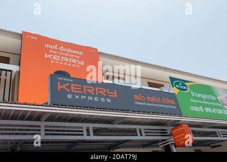 Paknampran, Thaïlande - 24 octobre 2020 : Kerry Express signe depuis son magasin qui est la compagnie de livraison logistique la plus populaire en Thaïlande Banque D'Images