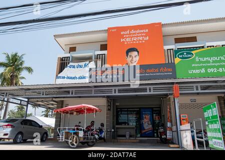 Paknampran, Thaïlande - 24 octobre 2020 : Kerry Express signe depuis son magasin qui est la compagnie de livraison logistique la plus populaire en Thaïlande Banque D'Images