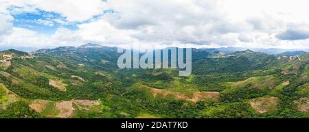 Vallée isolée dans les montagnes du Laos du Nord, ciel bleu clair. Canyon vert luxuriant au milieu de la jungle. Destination voyage pour trekking tribal dans les villages d'Akha, Banque D'Images