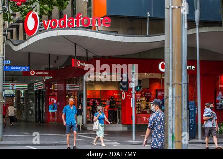 Melbourne, Australie. 15 novembre 2020. Des piétons portant des masques se promène devant le magasin Vodafone, au coin de Swanston Street et de Bourke Street, au cœur du quartier des affaires de Melbourne. Crédit : SOPA Images Limited/Alamy Live News Banque D'Images