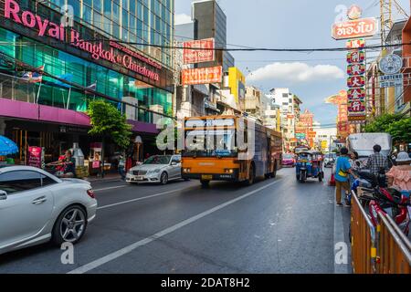 BANGKOK, THAÏLANDE - 9 AOÛT 2020 : surpeuplé de personnes sur la route de Yaowarat après la pandémie du virus COVID-19. Les gens doivent porter un masque médical dans le C de Bangkok Banque D'Images