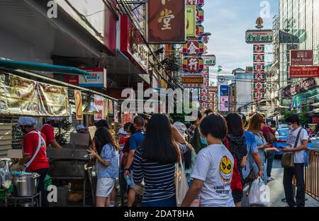 BANGKOK, THAÏLANDE - 9 AOÛT 2020 : surpeuplé de personnes sur la route de Yaowarat après la pandémie du virus COVID-19. Les gens doivent porter un masque médical dans le C de Bangkok Banque D'Images