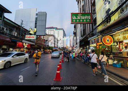 BANGKOK, THAÏLANDE - 9 AOÛT 2020 : surpeuplé de personnes sur la route de Yaowarat après la pandémie du virus COVID-19. Les gens doivent porter un masque médical dans le C de Bangkok Banque D'Images