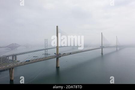 Vue aérienne des trois ponts traversant Firth of Forth pendant le brouillard, Écosse, Royaume-Uni Banque D'Images