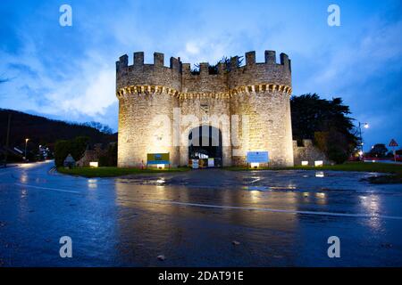 Château de Gwrych, Abergele, pays de Galles, Royaume-Uni 15/11/2020, Je suis une célébrité: Conditions humides et venteuses le premier jour de tournage du hit show Je suis une célébrité avec la ville d'Abergele se prépare pour le spectacle et les foules à l'extérieur du château de Gwrych aujourd'hui. Depuis l'annonce, la ville se prépare au spectacle avec des bannières et des vitrines à thème pour de nombreux magasins et locaux de la ville du Nord du pays de Galles. Les conditions sont les moins hivernales avec le temps froid, humide et venteux pour le premier jour, qui est typique du Royaume-Uni pour cette région du Royaume-Uni. Crédit : DGDImages/Alamy Live News Banque D'Images