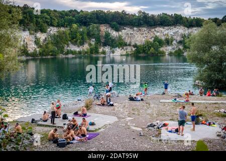 Fin de soirée d'été à Zalew Zakrzowek, la carrière de Cracovie, en Pologne. Banque D'Images