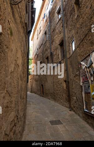 Charmantes petites rues étroites de la ville de Volterra en Toscane, Italie, Europe Banque D'Images