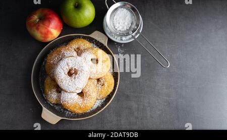 Beignets de pommes du désert faits maison à base d'ingrédients biologiques. Vue de dessus. Banque D'Images