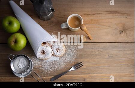 Beignets de pommes du désert faits maison à base d'ingrédients biologiques. Vue de dessus. Banque D'Images