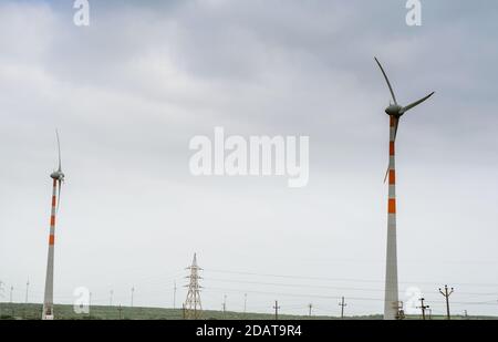 Production d'énergie à partir d'un moulin à vent ou d'éoliennes dans le Gujarat Banque D'Images