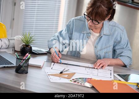 Femme architecte travaillant sur le plan de projet de construction nouvelle Banque D'Images