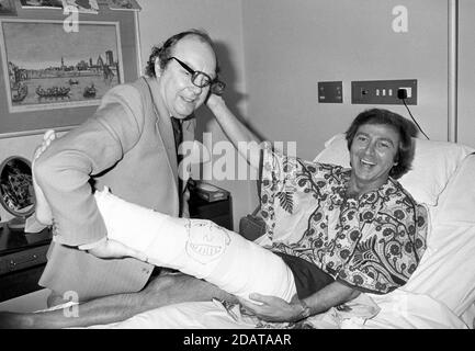 Photo du dossier datée du 27/02/78 de l'artiste vétéran des O'Connor (à droite) avec Eric Morecambe, à l'hôpital Wellington, à Londres. Des O'Connor, qui est malheureusement décédé le samedi 14 novembre à l'âge de 88 ans. Son agent a confirmé qu'il avait été admis à l'hôpital il y a un peu plus d'une semaine, à la suite d'une chute chez lui à Buckinghamshire. Malheureusement, hier soir, son état s'est soudainement détérioré et il s'est glissé paisiblement dans son sommeil. Banque D'Images